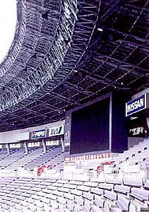 横浜国際総合競技場スタンド庇の骨組み（平成11年３月供用開始）